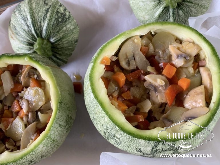 Una vez que esté todas las verduras casi hechas rellenamos los calabacines.